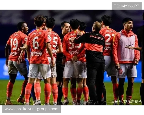 球迷怒怼教练：轮换策略成网络热门话题！